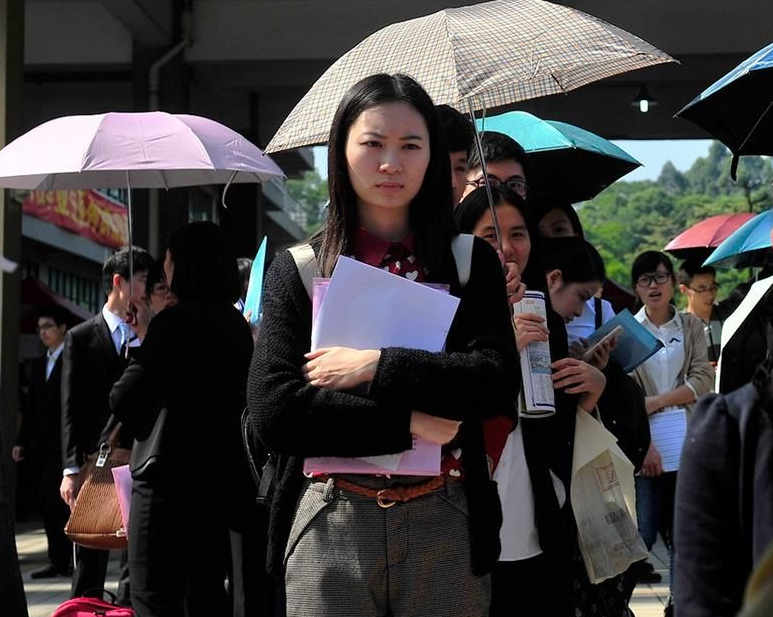 毕业生就业5年月薪排名，教育专业仅排第十名，经济学独占鳌头