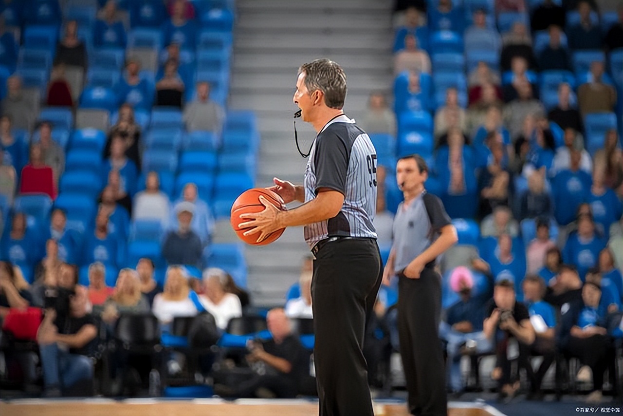 nba裁判有哪些限制(nba裁判的考核标准，几种典型的篮球规则手势)