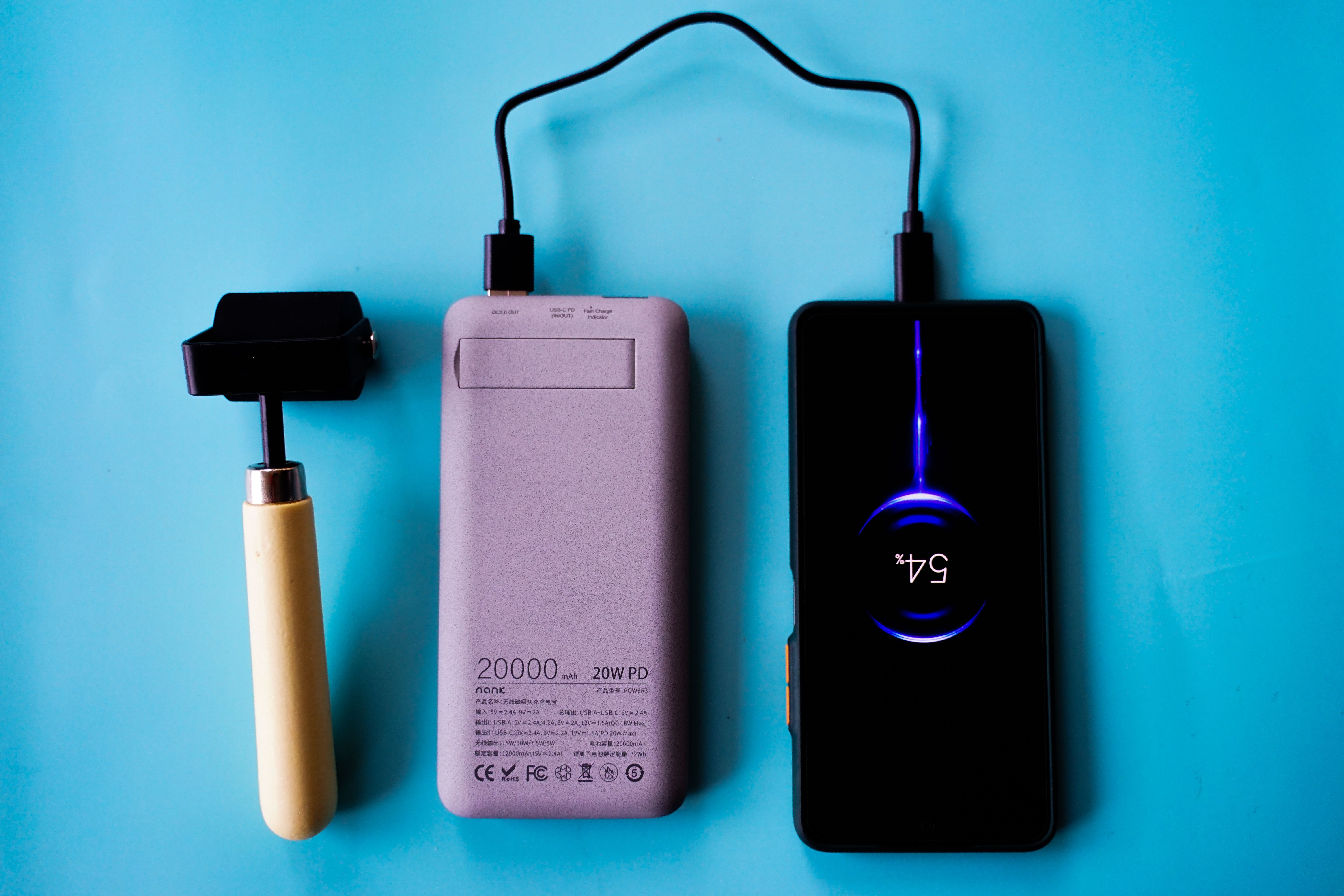 充电宝也可以快充，输入18W、输出22.5W，还能当手机支架
