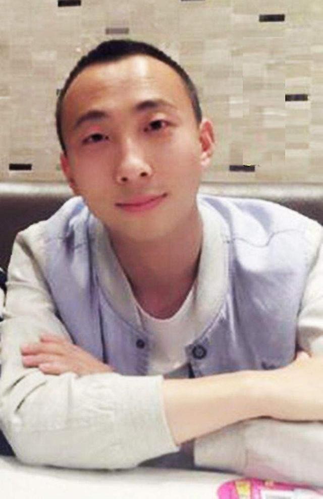 有人选择在娱乐圈硬混，有人选择保家卫国，同是星二代差距还挺大