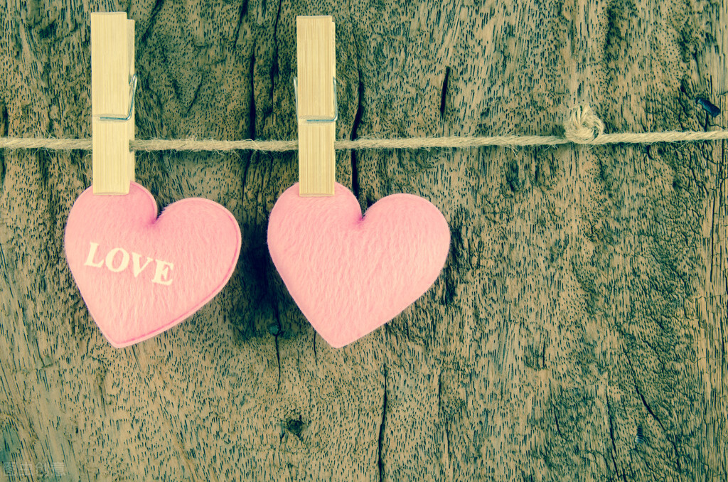 心里住着一个你，只能想，不能见，相思满腹只为你，我爱你