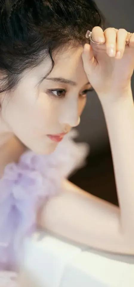 金晨少有的粉色西服套裙干练有型，杨幂彩虹针织毛衣温婉典雅