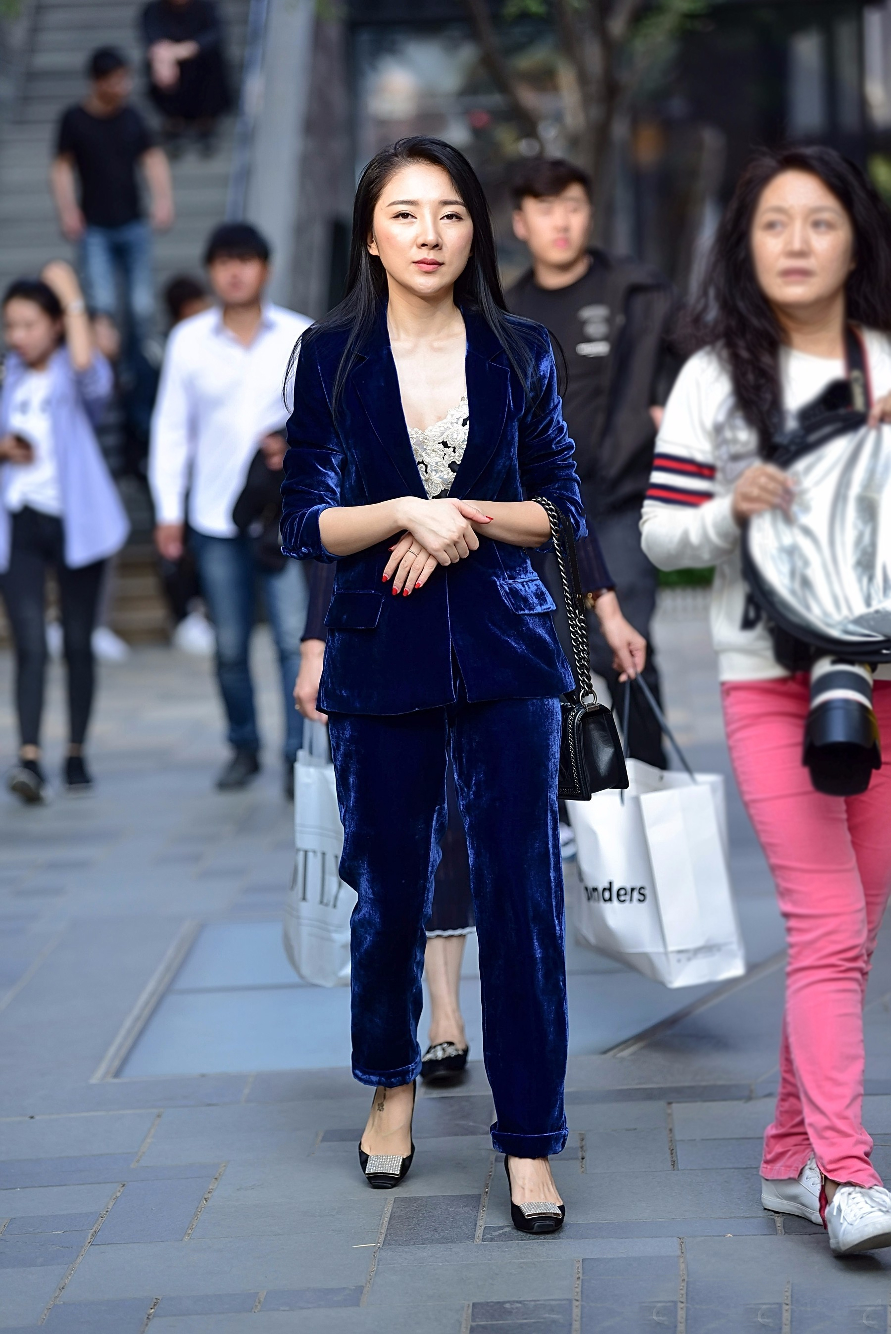 女士穿西裝，不僅要體現出時尚帥氣的效果，更要體現出端莊與大氣