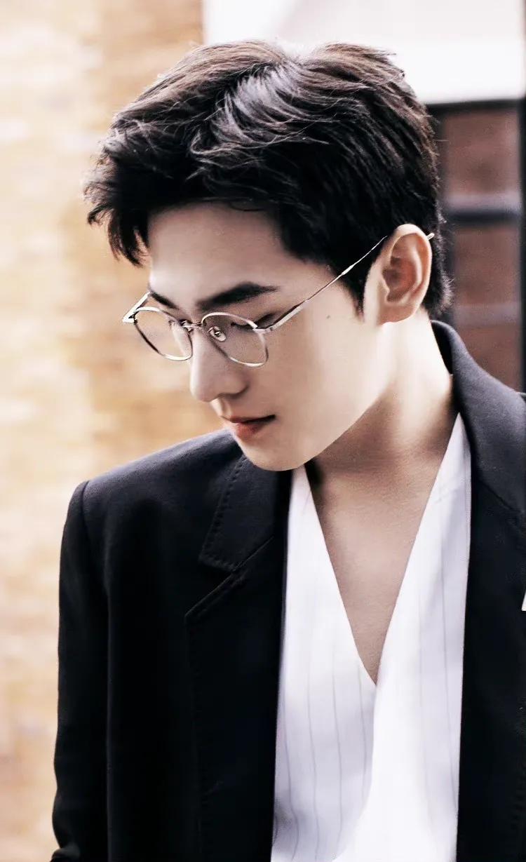 杨洋杨洋 西装侧颜杀