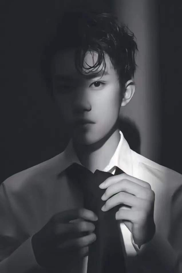 9年、4张牌“登顶”娱乐圈，易烊千玺“顶流之路”揭秘