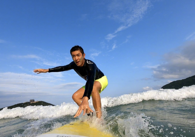 杜江陪霍思燕甜蜜度假后，晒和儿子滑雪照，8岁嗯哼越来越像爸爸