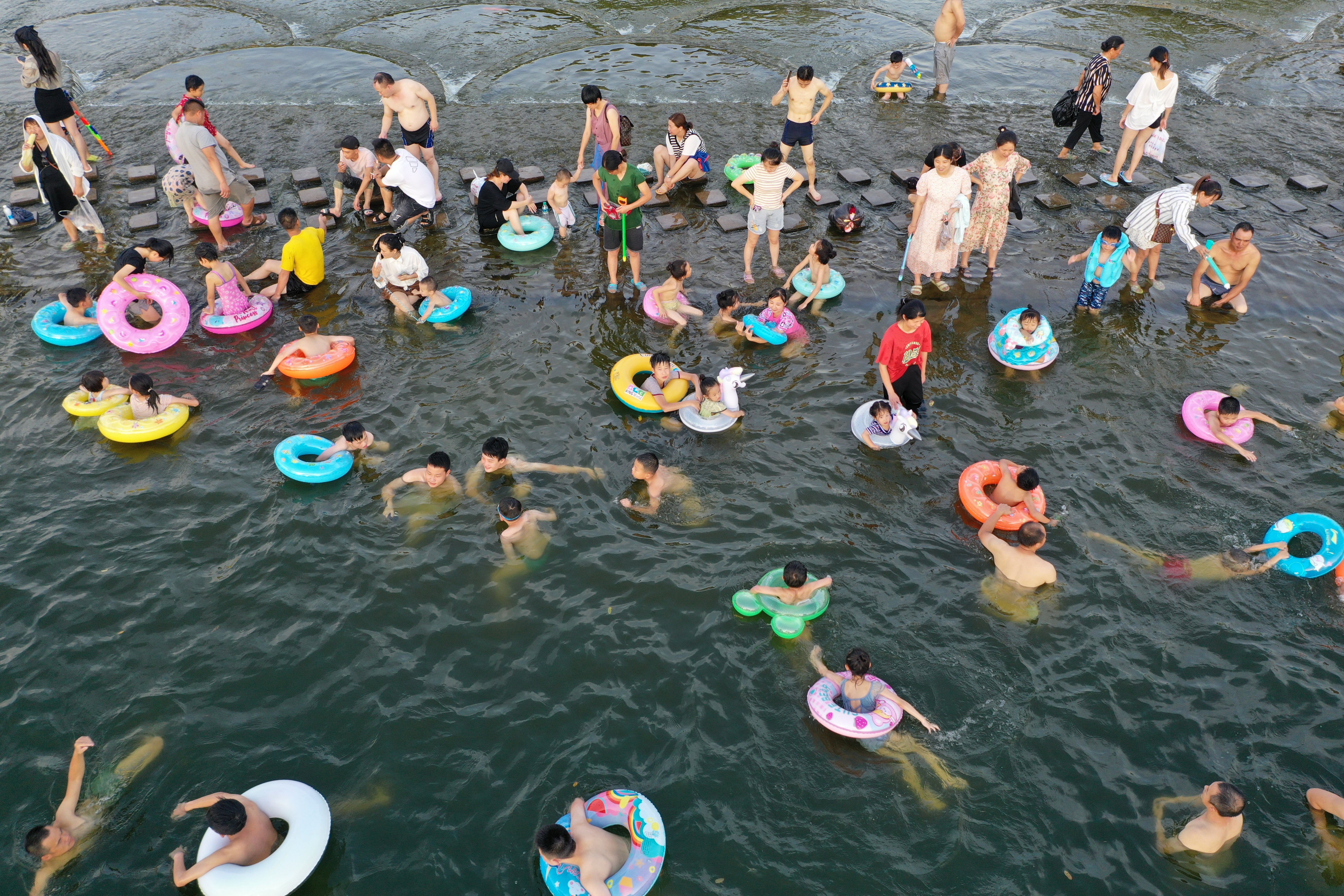 天太热，游泳去