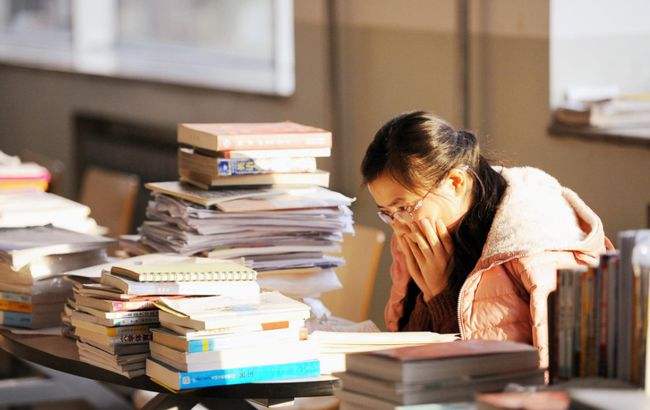 2016年，女子冒用他人身份当16年教师，拆穿后大骂：我要踹死你