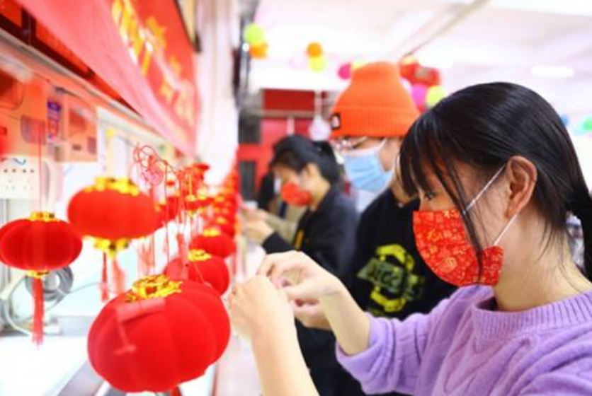 大学寝室“春节对联”走红，学生们祭出家底，没点文化都看不懂