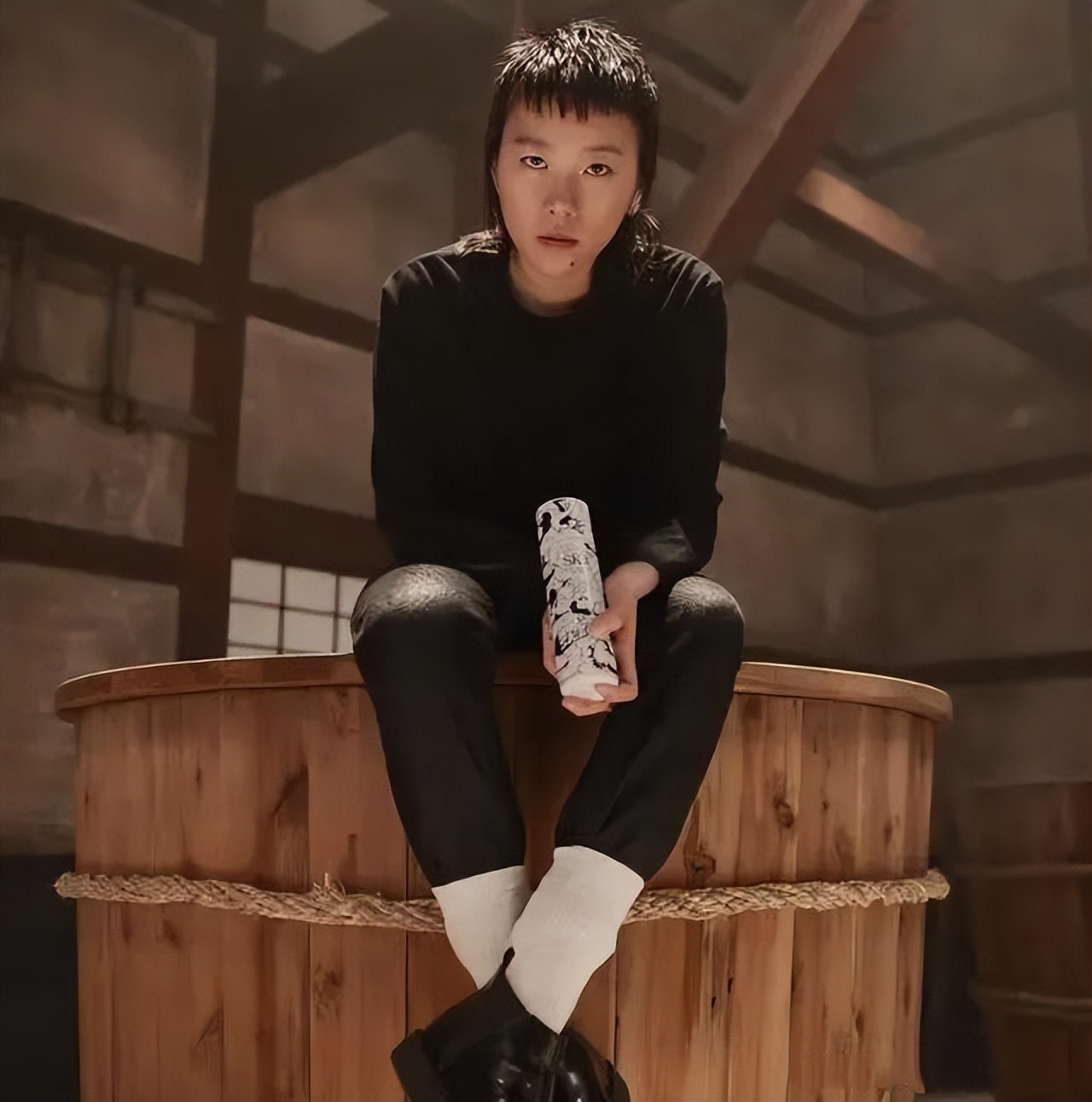 王菲大女儿近照曝光，25岁窦靖童晒怼脸自拍，造型随性超接地气