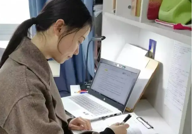 网课图片(武汉大二女生上网课) - 赤虎壹号