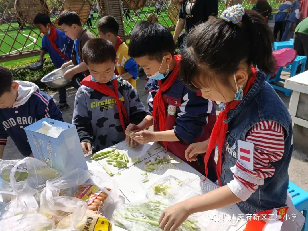 四川天府新区三星小学在学生中开展餐厨活动以实践劳动课程