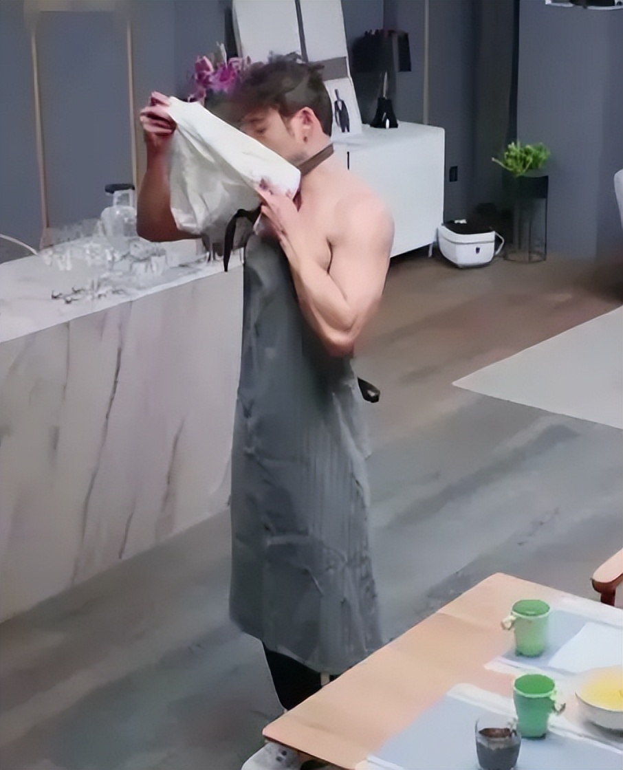 杨烁：从红极一时到被万人嘲讽，成也“小包总”，败也“小包总”