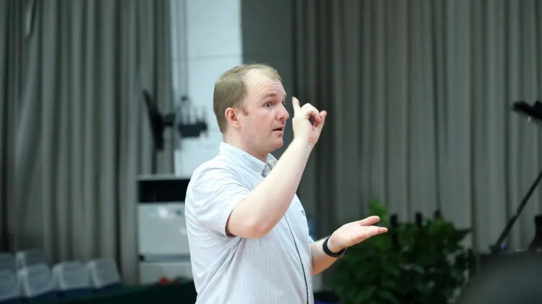 国际合唱大师戴维铁老师莅临成都市双流区棠湖小学指导新苗合唱团