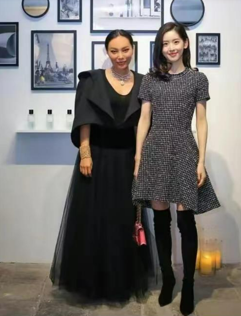 章泽天出席珠宝晚宴，太阳穴凹陷大变样，穿7千元鞋子显寒酸