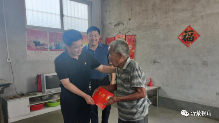 山东平邑：邱金山到温水镇开展“七一”走访慰问活动