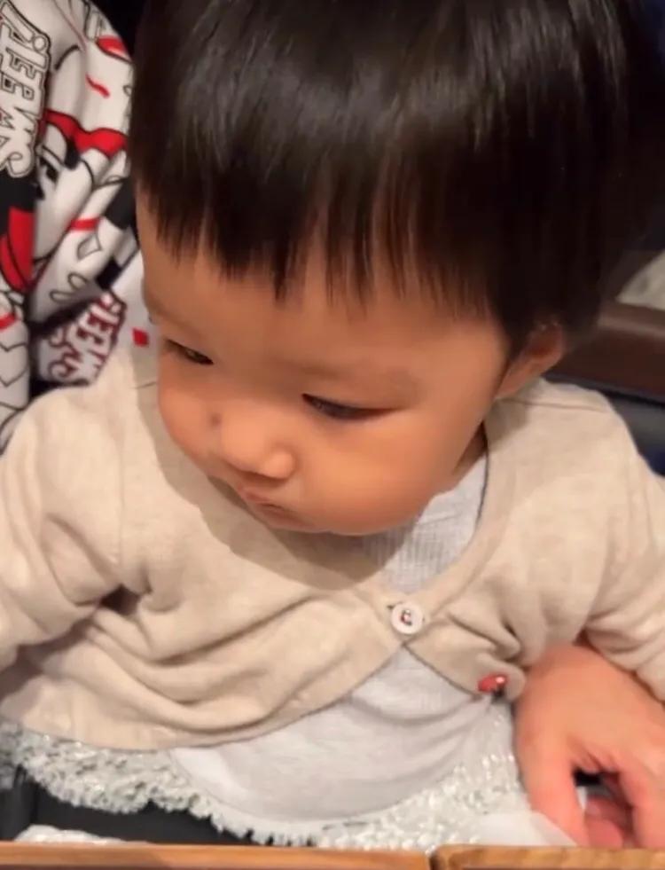 王祖蓝晒全家福为老婆李亚男庆生，大女儿抢着吹蜡烛模样超可爱