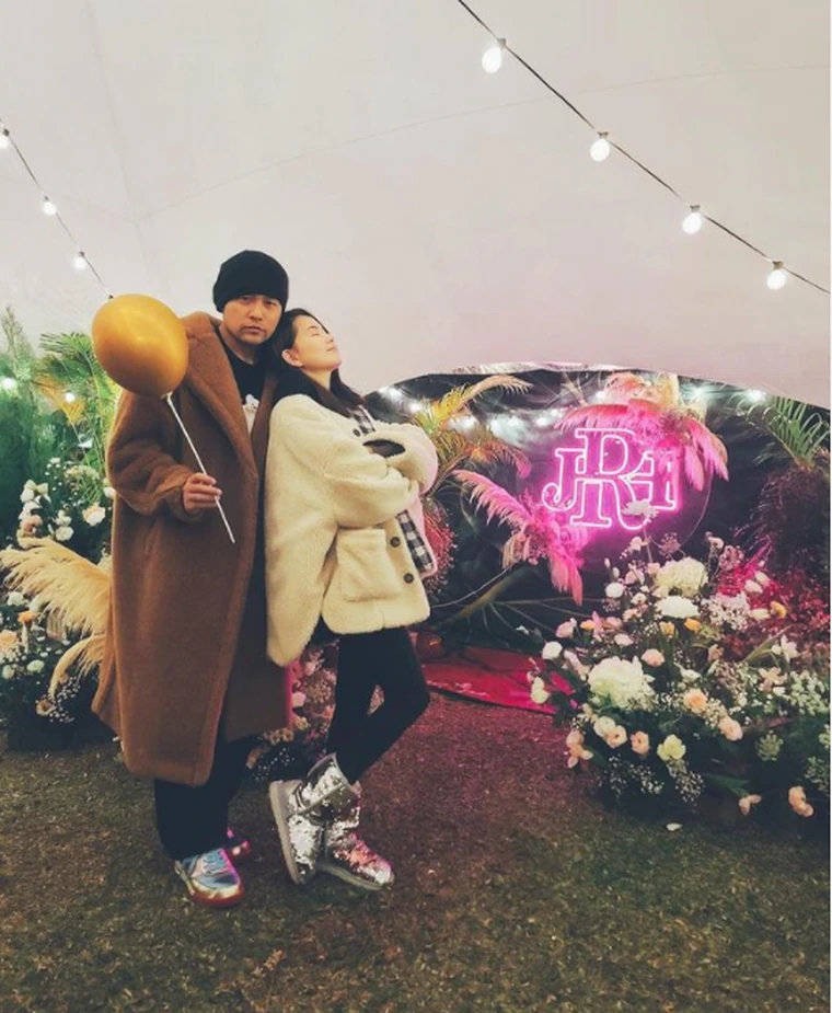 周杰伦晒昆凌孕照官宣第三胎喜讯，去年11月昆凌曾因孕期不适晕倒