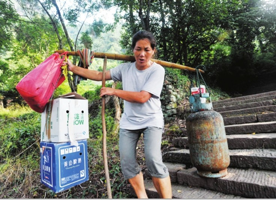 31岁不幸丧夫，做挑夫17年养育三个子女，龙凤胎同年考入重点大学