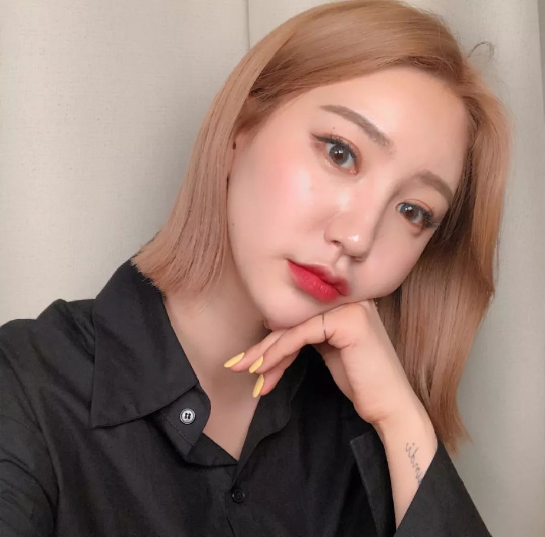 女人染黄头发,到底是"变美"了还是"变丑"了?大家怎么看?