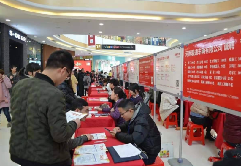 女大学生创业失败住桥洞，寒风中不忘学习，但小细节“出卖”了她