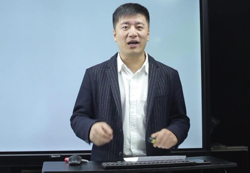 拼命劝大学生考研的张雪峰，却说自己女儿不用考研？言论引发热议