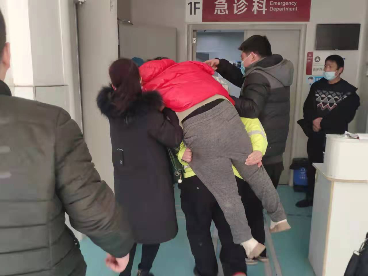 孩子突发疾病 西安临潼交警紧急护送其就医