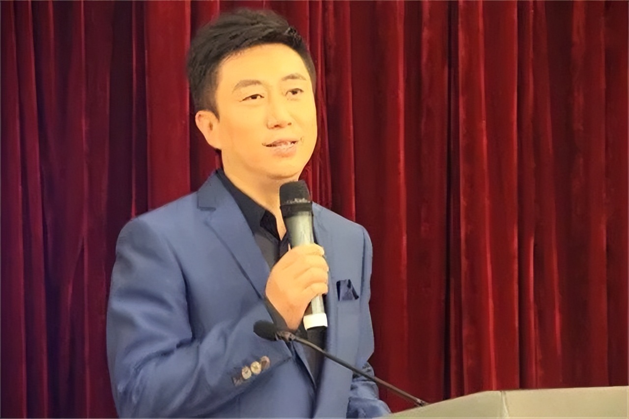 央视主持人陈伟鸿：55岁依然儒雅知性，一儿一女让人很羡慕