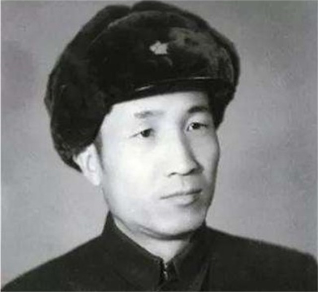 八宝山的一座无名墓，上级沉默40年后揭开其身份，全军敬礼