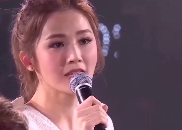 杨幂也是twins组合的粉丝，称其是“时代的传说”