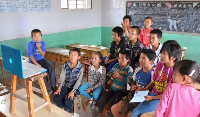 大学生到山村支教，却被认为是“折腾学生”？村支书的话引人深思