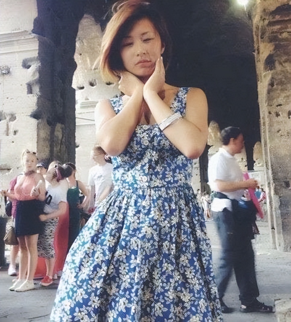 刘欢罕见带女儿走红毯，女儿穿挂脖小黑裙留侧分短发，气质太出众