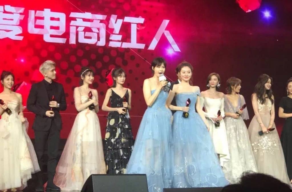 明星撞衫有多尴尬？要么是神仙打架修罗场，要么成买家秀和卖家秀