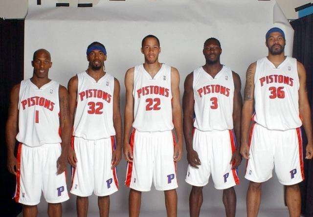 那就是"飞猪"查尔斯·巴克利,巴克利的官方身高是1米98,这个身高打大