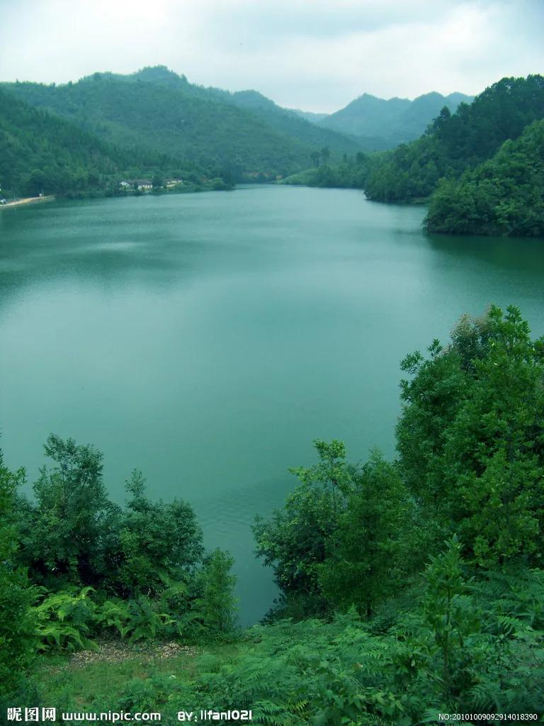 天空纯澈春风柔，阳光和煦清水流