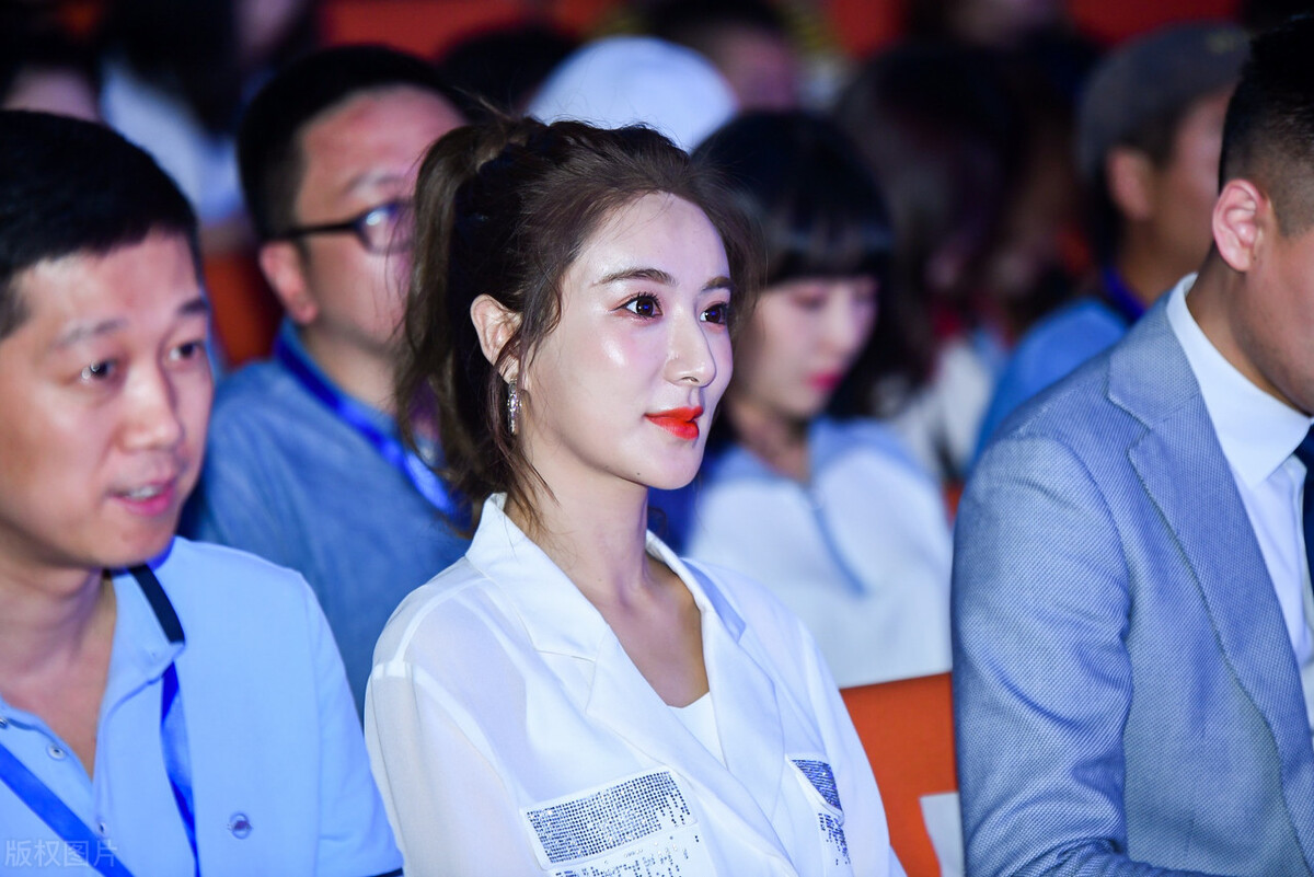 从网红明星不税会死，到佛门重地急需会计，会计人真的没前途吗？