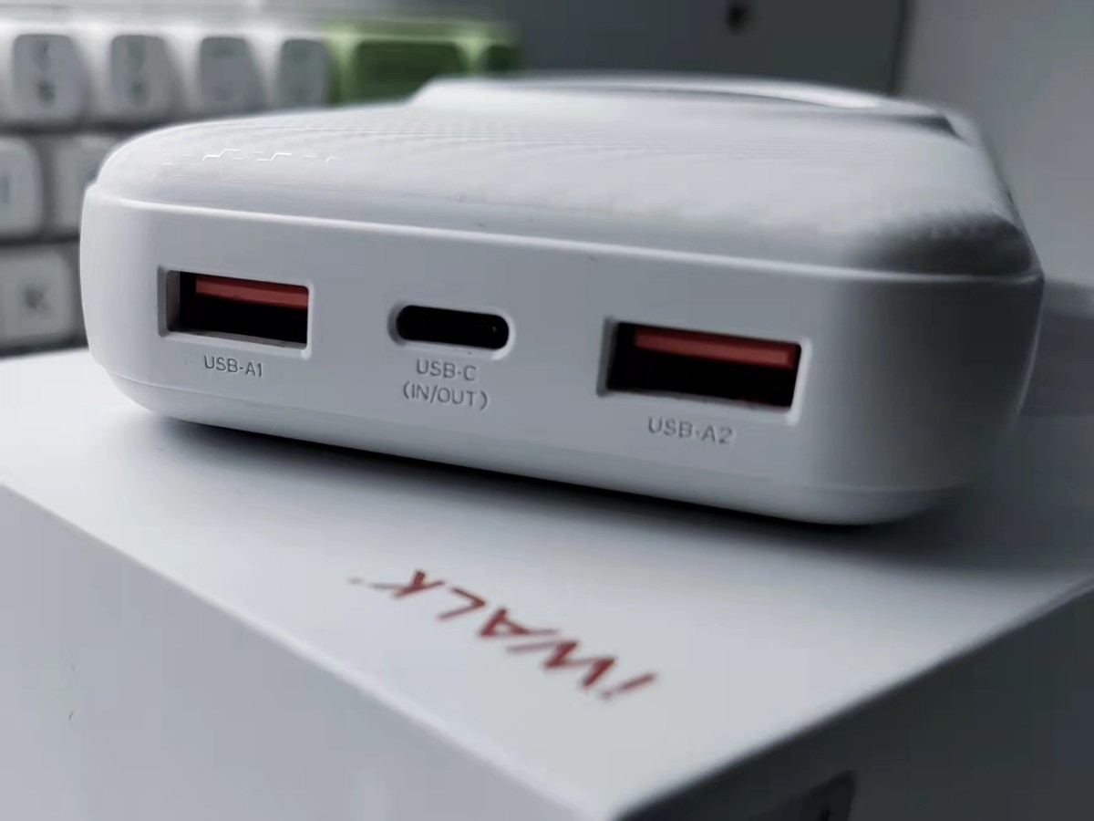 高性價(jià)比平替磁吸無(wú)線充電寶-iWALK“魔咔寶”