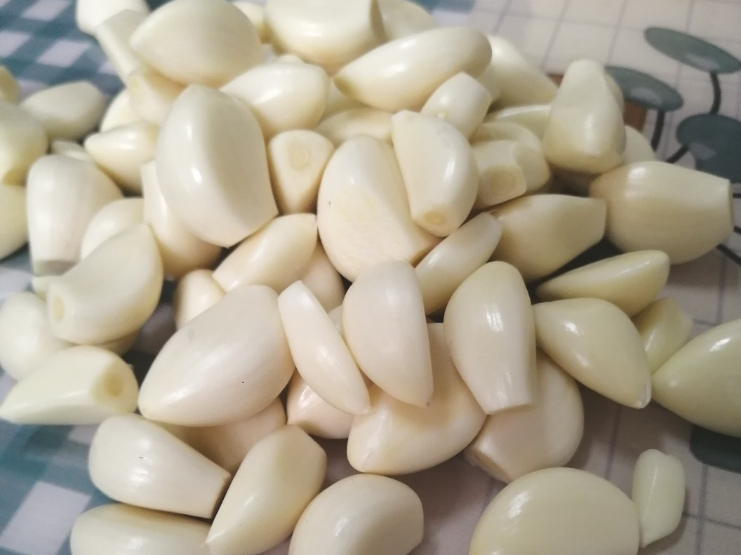 腌制腊八蒜，用陈醋还是米醋？大厨教您正确做法，蒜香浓郁不烧心