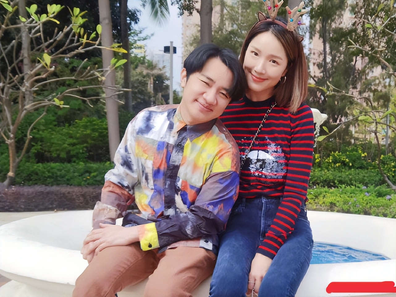 王祖蓝好欣慰！两女儿吃冰淇淋萌照曝光，长相越来越像妈妈李亚男