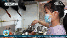 无锡十岁姑娘会做五六十道家常菜 厨师爹不让玩手机：学炒菜不好吗？