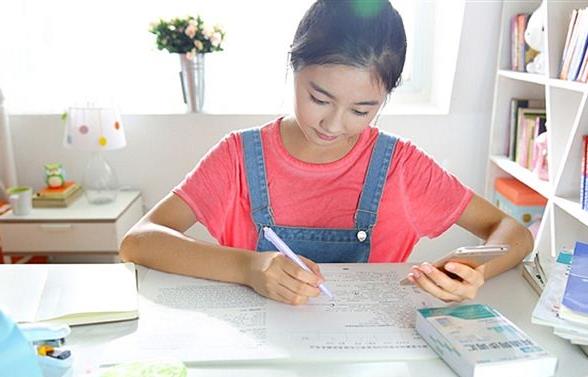 点读机女孩成冬残奥会引导员，一席白衣仙气十足，谁的青春回来了