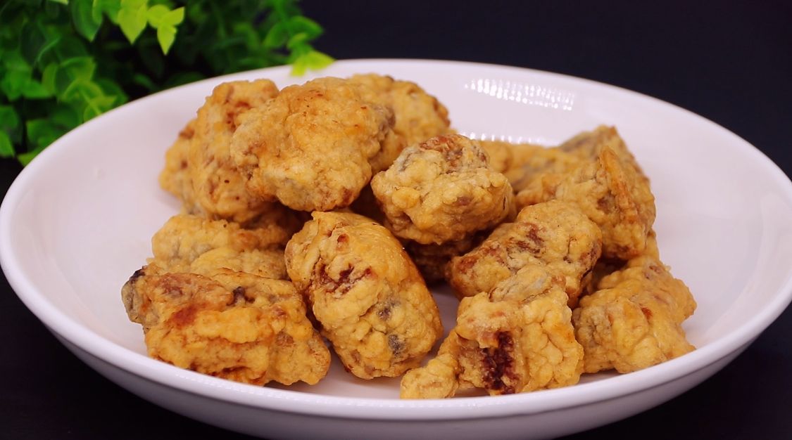 排骨又出新做法了，往里面淋1个鸡蛋，外酥里嫩，及早了解