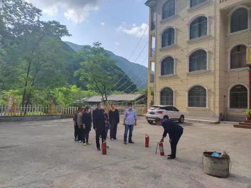 红河谷景区开展园区内消防培训演练活动