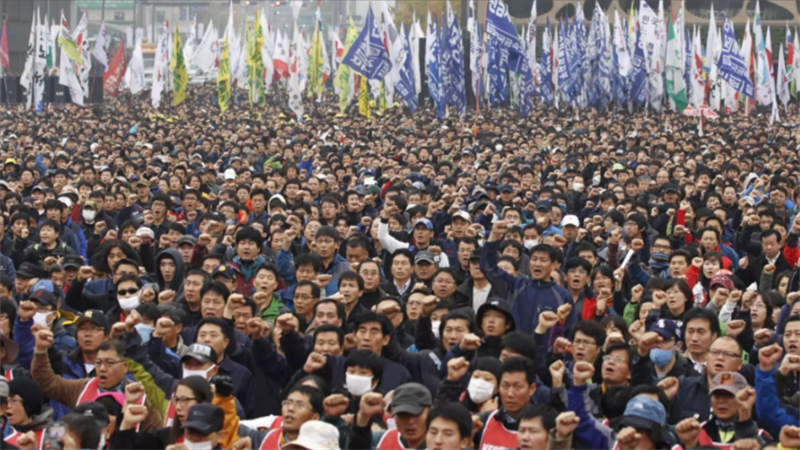 靠一只狗把总统拉下台，高调炫富送亲妈入狱，郑维罗现在怎样了？