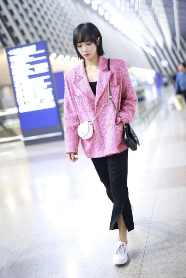 87年的宋茜越来越美,粉色西装配八分裤时尚洋气,双子包显个性