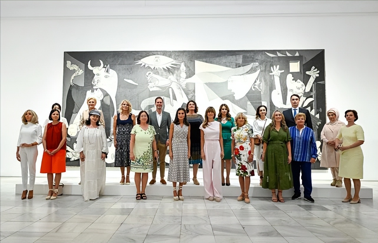 梅拉尼娅罕见正式亮相！穿米色套装依然美，完胜北约峰会的夫人们