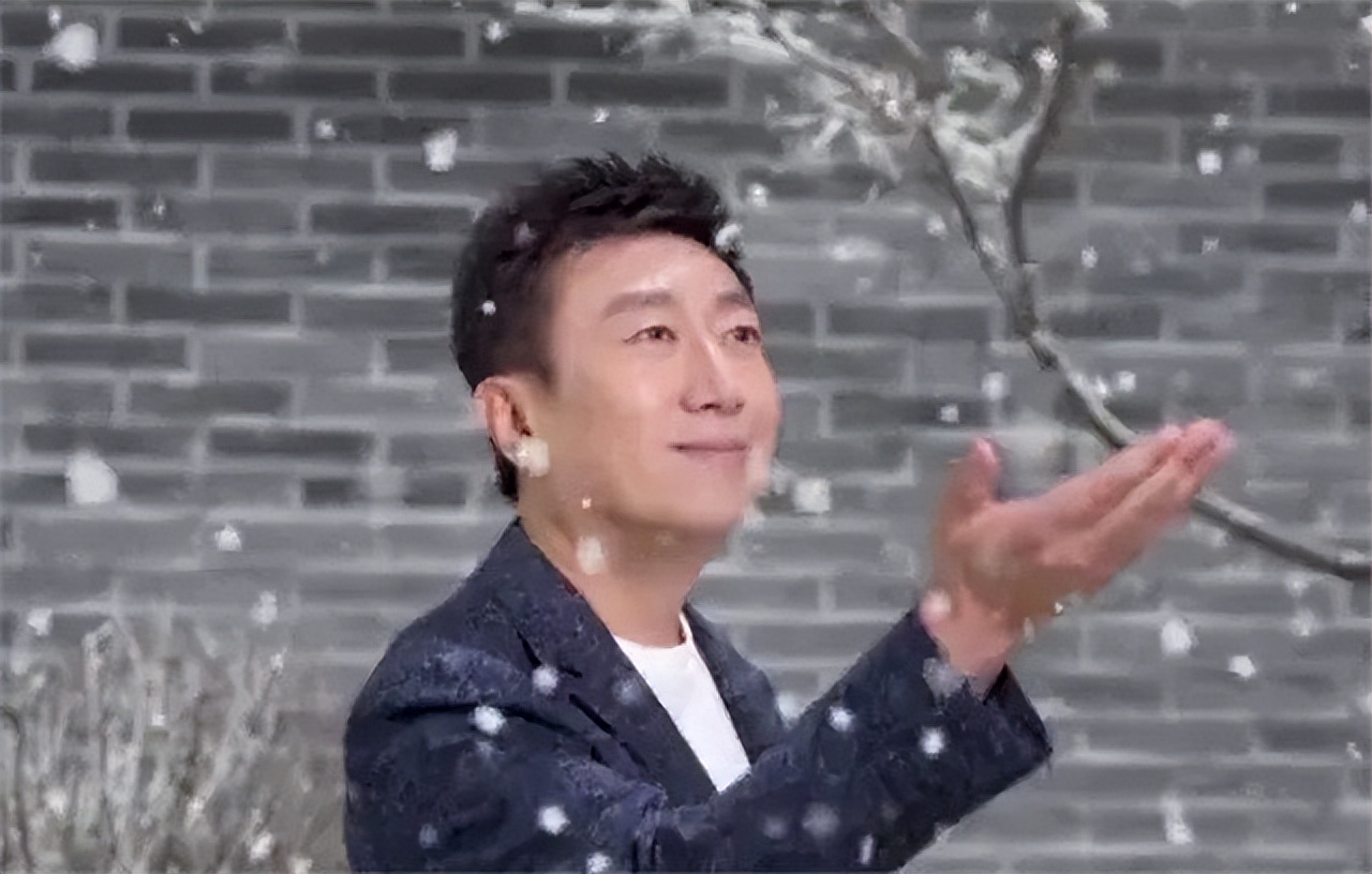 央视主持人陈伟鸿：55岁依然儒雅知性，一儿一女让人很羡慕