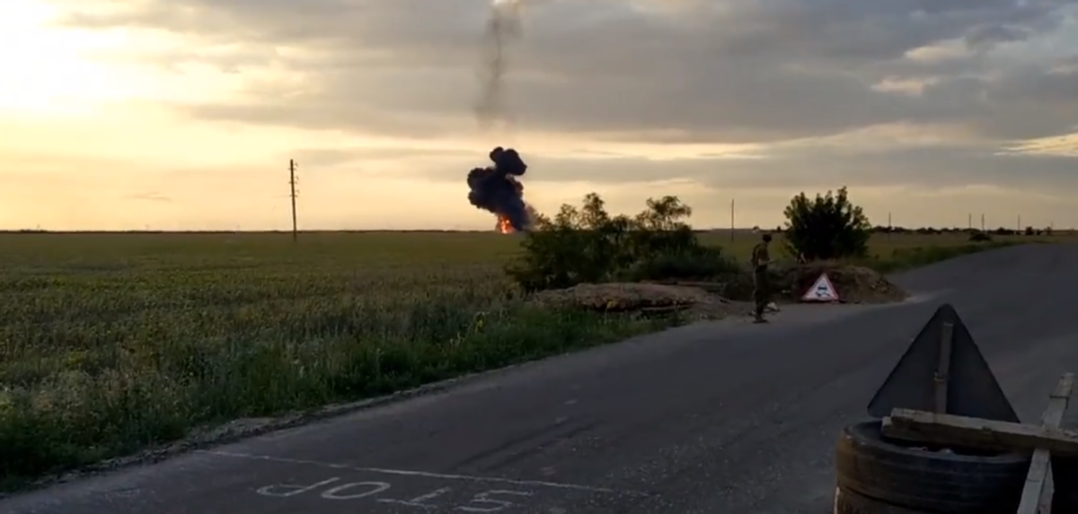 美媒：苏35又被乌军击中，凌空炸成火球，俄特种部队紧急营救