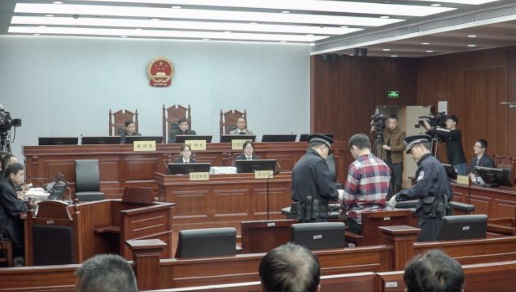 1990年，17岁学生残忍杀害一对上海母女，用铅笔在桌上留下6个字