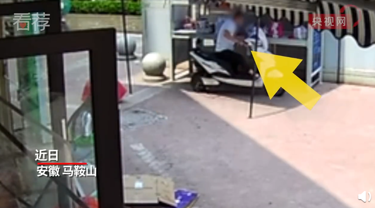 疫情防控志愿者推搡群众？警方通报: 系夫妻设计拍摄【三分钟法治新闻全知道】